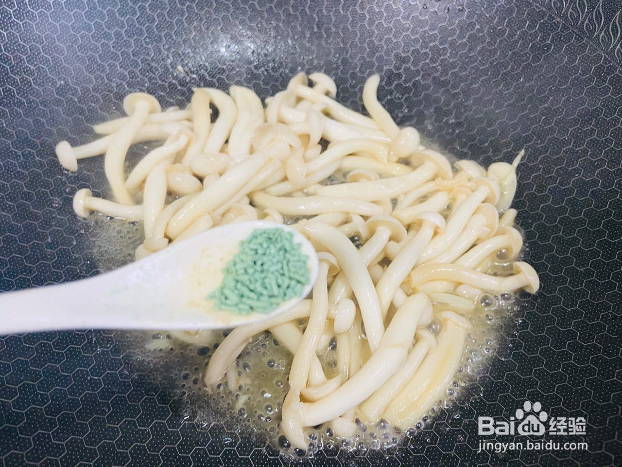 白玉菇炒鸡蛋的做法