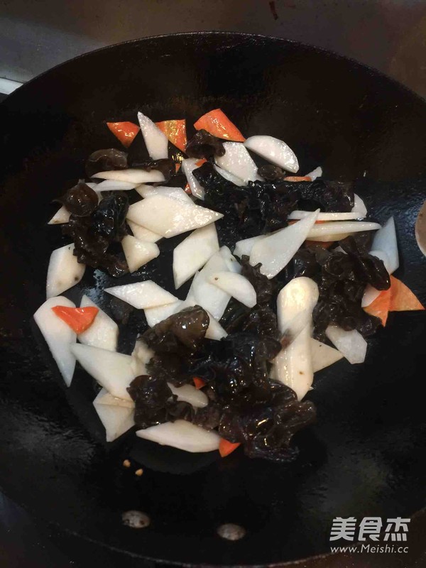 山药炒木耳的做法