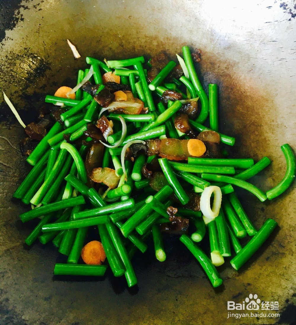 腊肉鸡枞炒蒜薹的做法