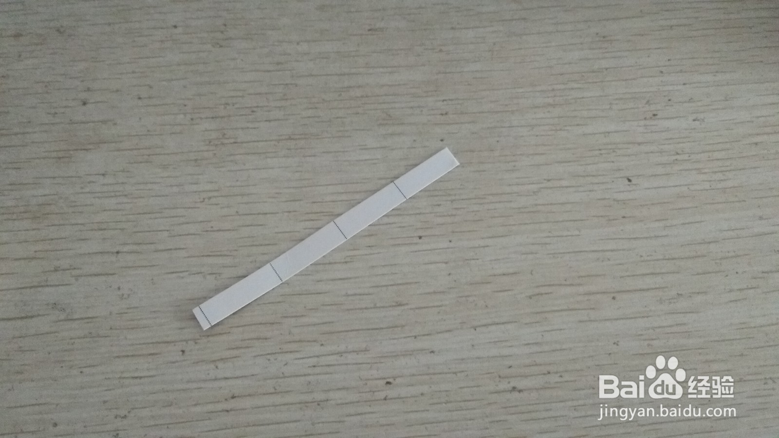 如何用一个细长的硬卡纸做三支中性笔的简易支架