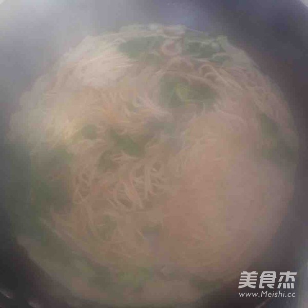 蔬菜鲜虾面的做法