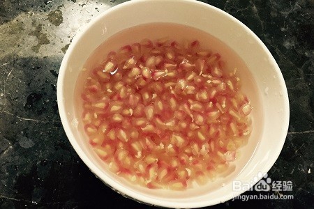 快速吃石榴的两种方法