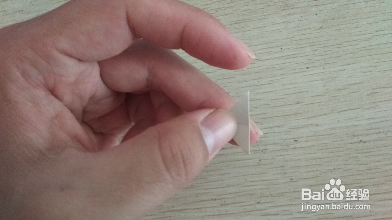 如何用两个三角形硬卡纸做简易的中性笔的支架
