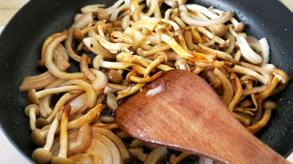 蟹味菇炒洋葱#在“家”打造ins风美食#