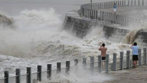 《观潮》按照记叙文的形式先交代了观潮的什么