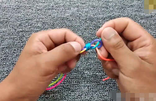 红绳项链后面的可以相互拉伸,可以调节项圈大小的结怎么编呢?如图,刚买的如来佛玉石项链的红绳就断