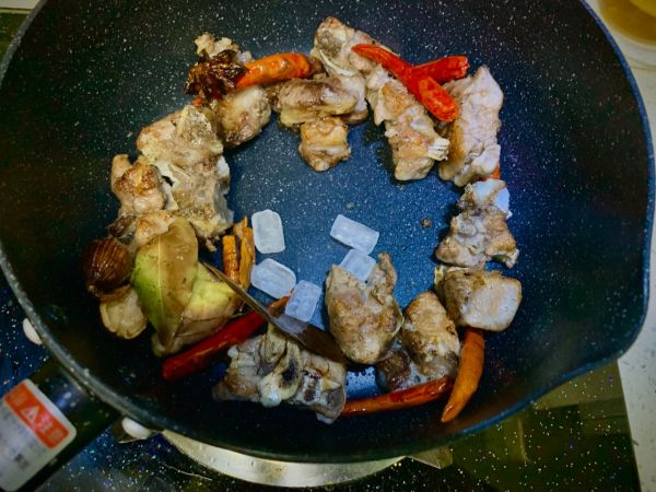 小鲍鱼排骨烧土豆小方