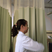 颈椎酸疼难忍,一个小动作就能治