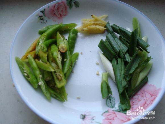红萝卜黑木耳炒肉的做法