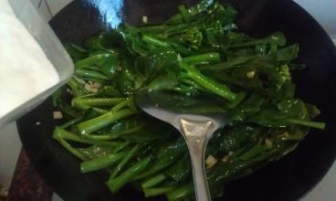 如何制作香脆爽口下菜饭——猪油渣炒芥蓝