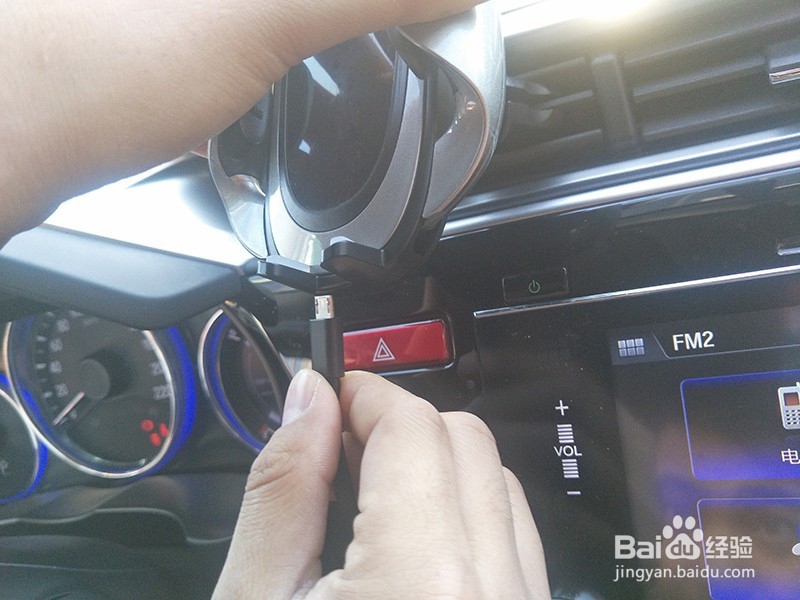 锋范加装圆盾K11车载无线充安装操作