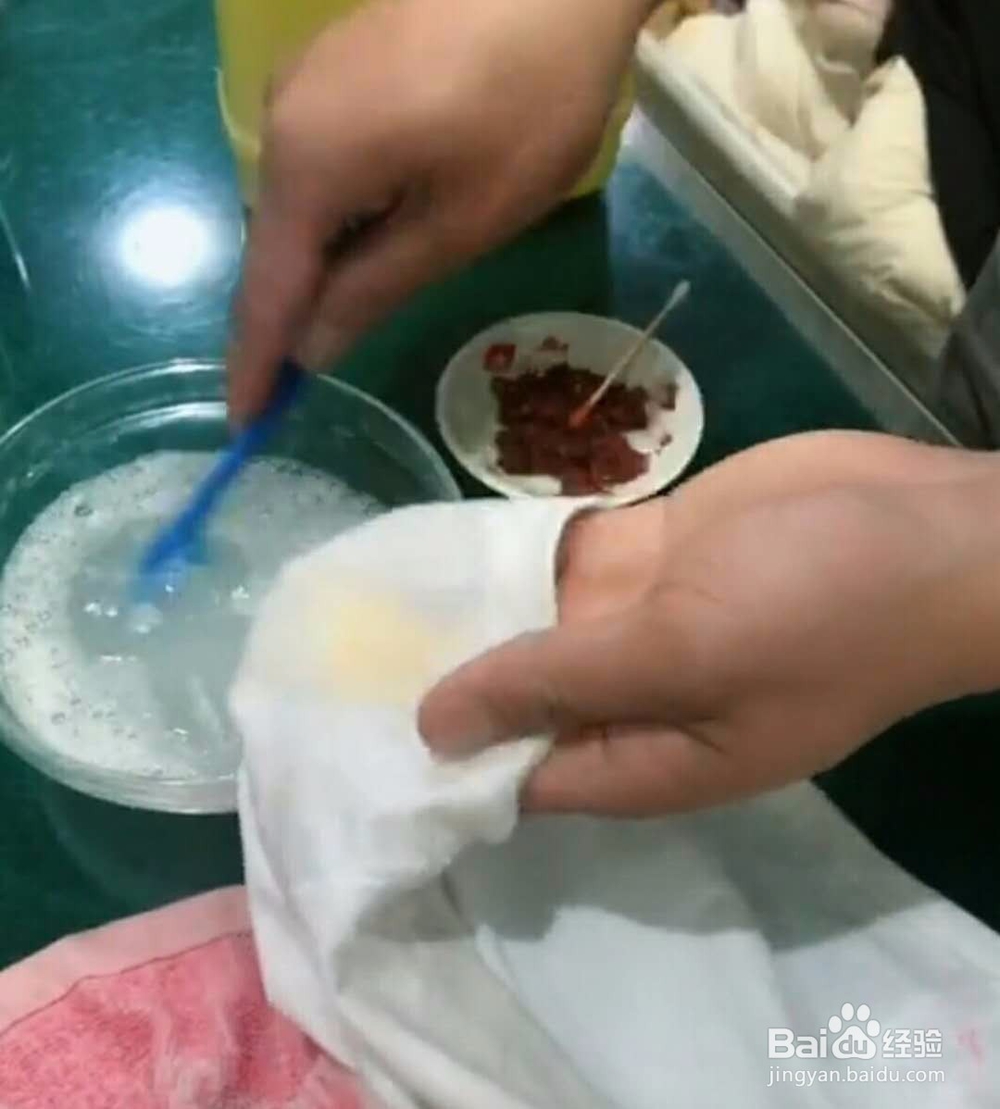 如何去除白衣服上的“辣椒油”污垢