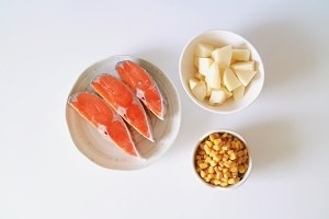 如何做出好吃的三文鱼玉米土豆焖饭