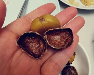 剥熟板栗壳的方法