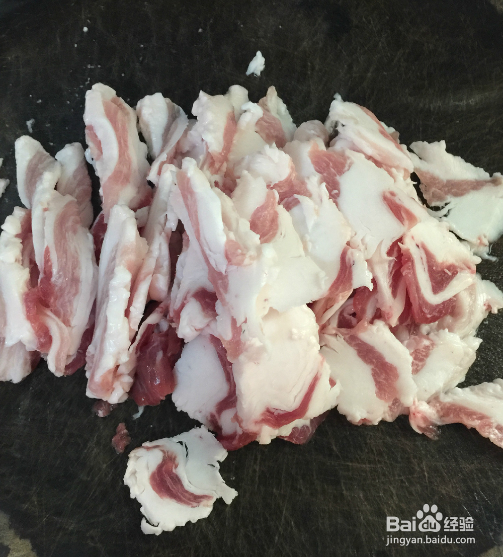 五花肉炒酸菜的简单做法。