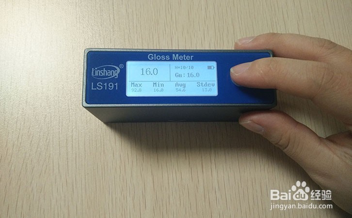 便携式光泽度计测量木材桌面