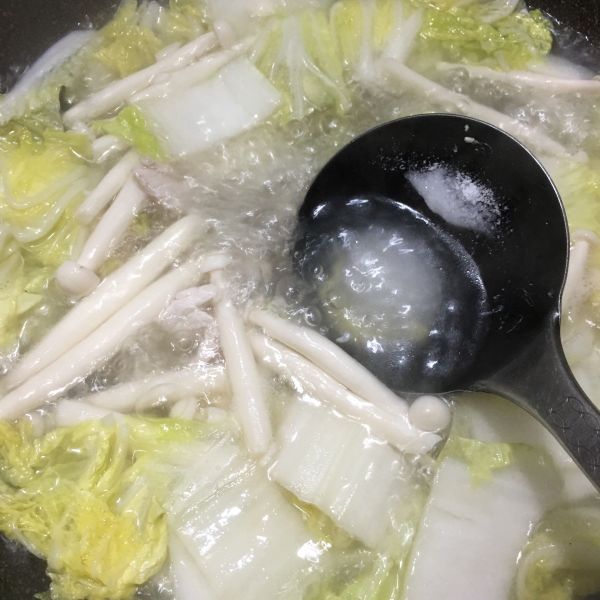 菌菇肉片白菜汤