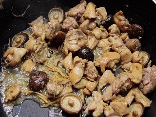 香菇滑鸡煲仔饭怎么做？