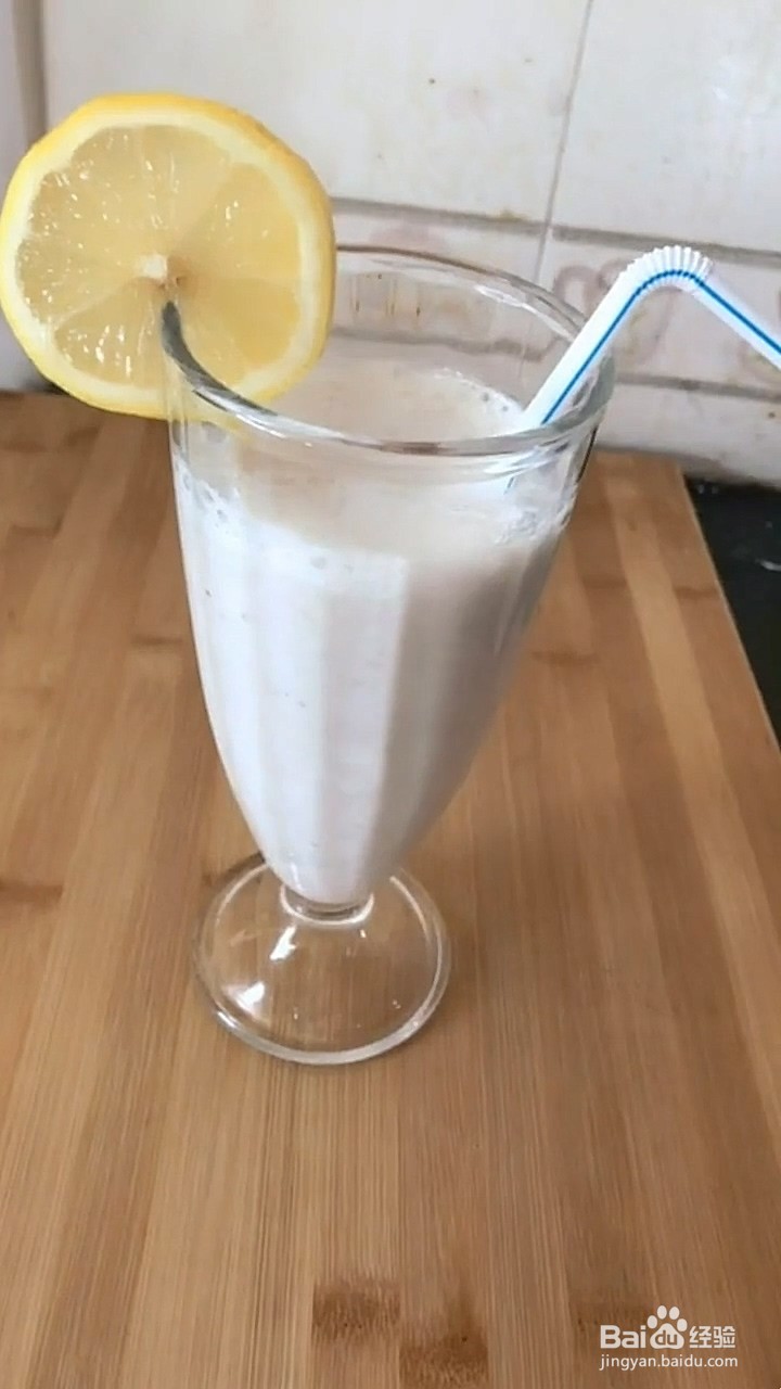 如何制作香蕉奶昔？