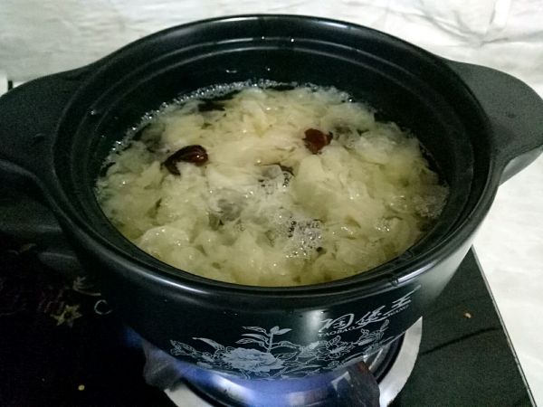 砂锅银耳红枣汤
