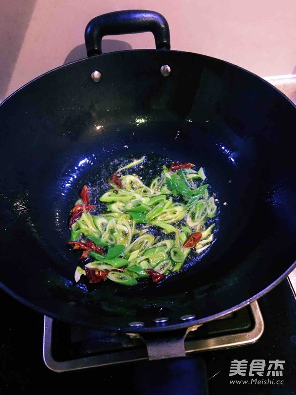 香菜爆肉丝的做法