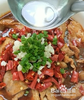 如何做喷香水煮肉片?