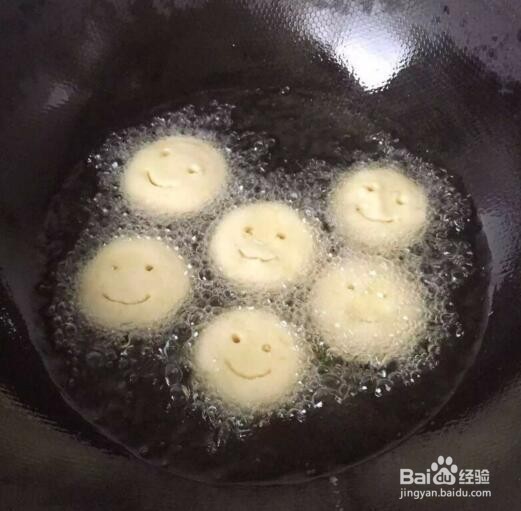 自制手工土豆笑脸圆饼小吃,土豆咸饼制作方法