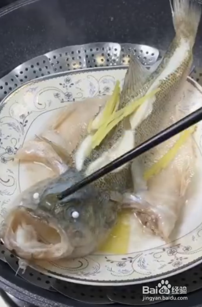 蒸鲈鱼的家常做法