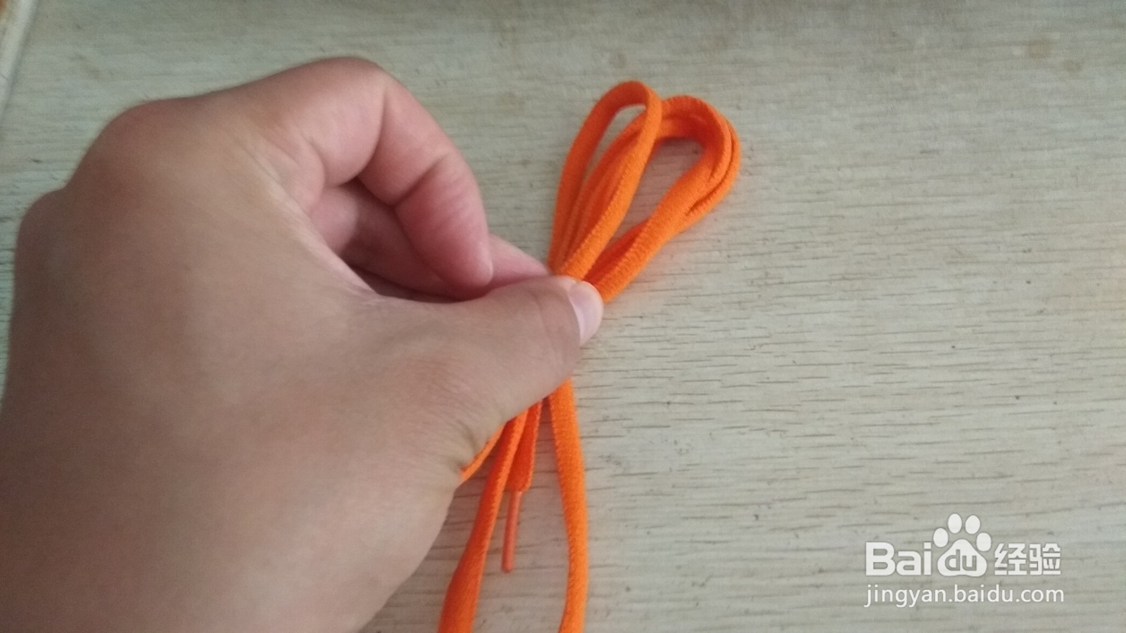 如何用一个鞋带做简易的中性笔的支架
