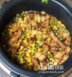 如何制作超简单的五花肉焖米饭呢？