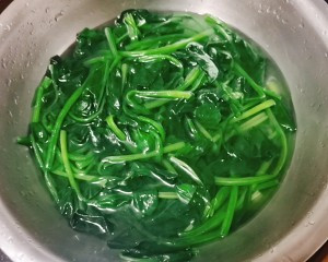凉拌菠菜花生米怎么做
