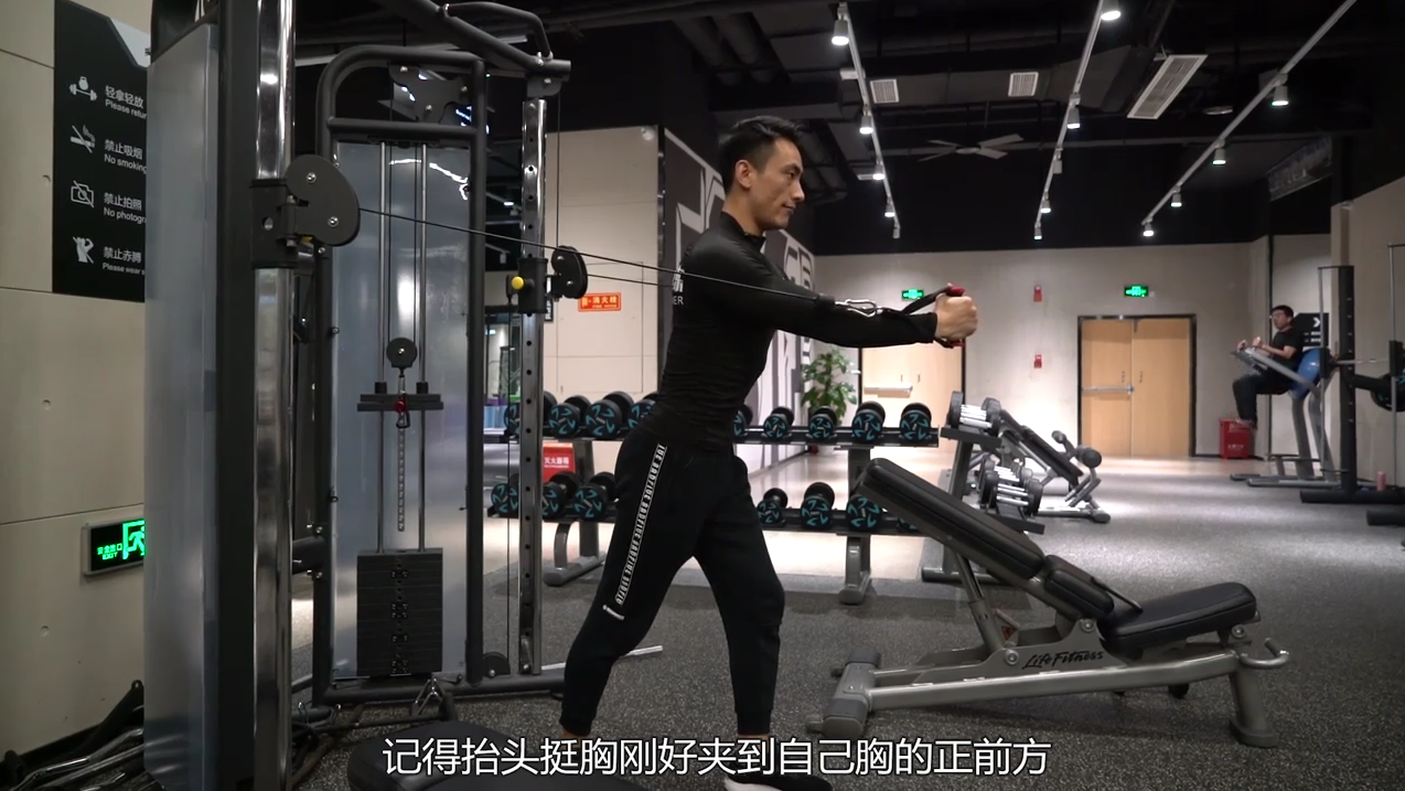 龙门架夹胸训练怎么做?