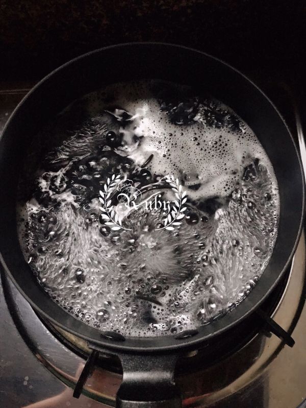 鸡肉彩椒墨鱼汁面