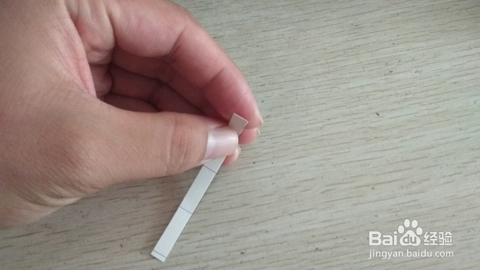 如何用一个细长的硬卡纸做三支中性笔的简易支架