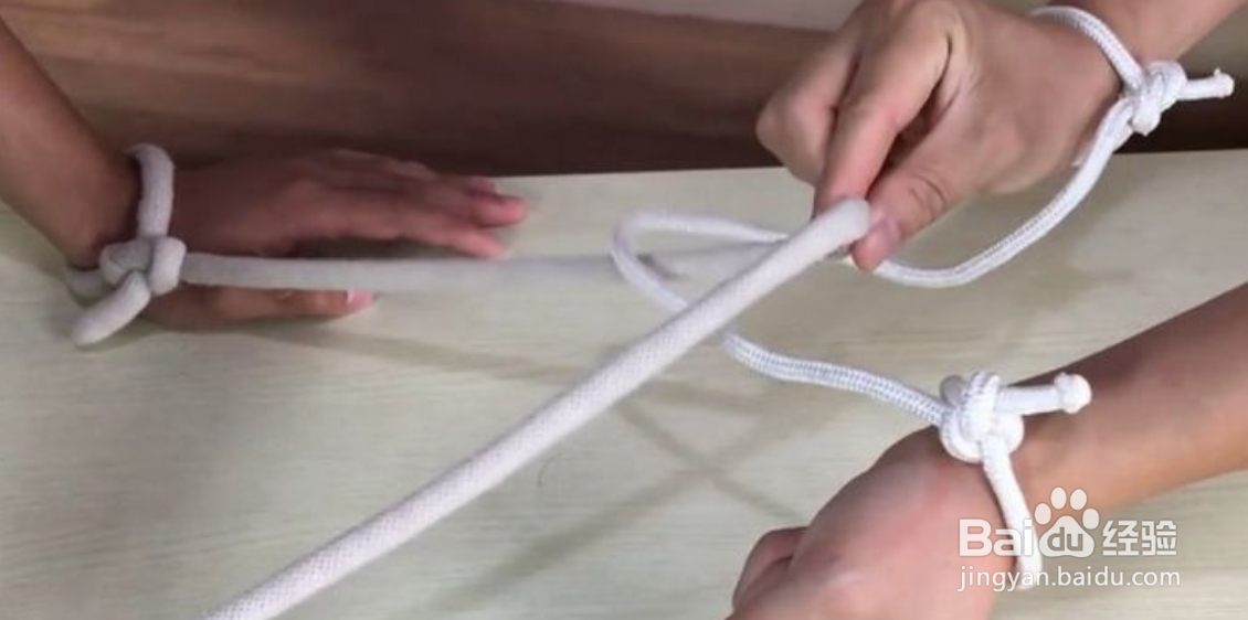 两个人手戴两根绳子怎么转出来