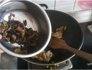 榛蘑炖鸡腿，营养又好又保护一眼睛！