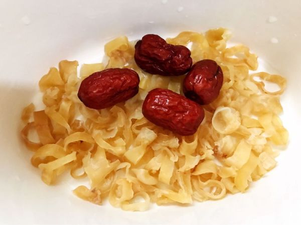 红枣枸杞花胶奶冻