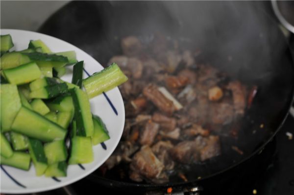 酱香排骨炒黄瓜