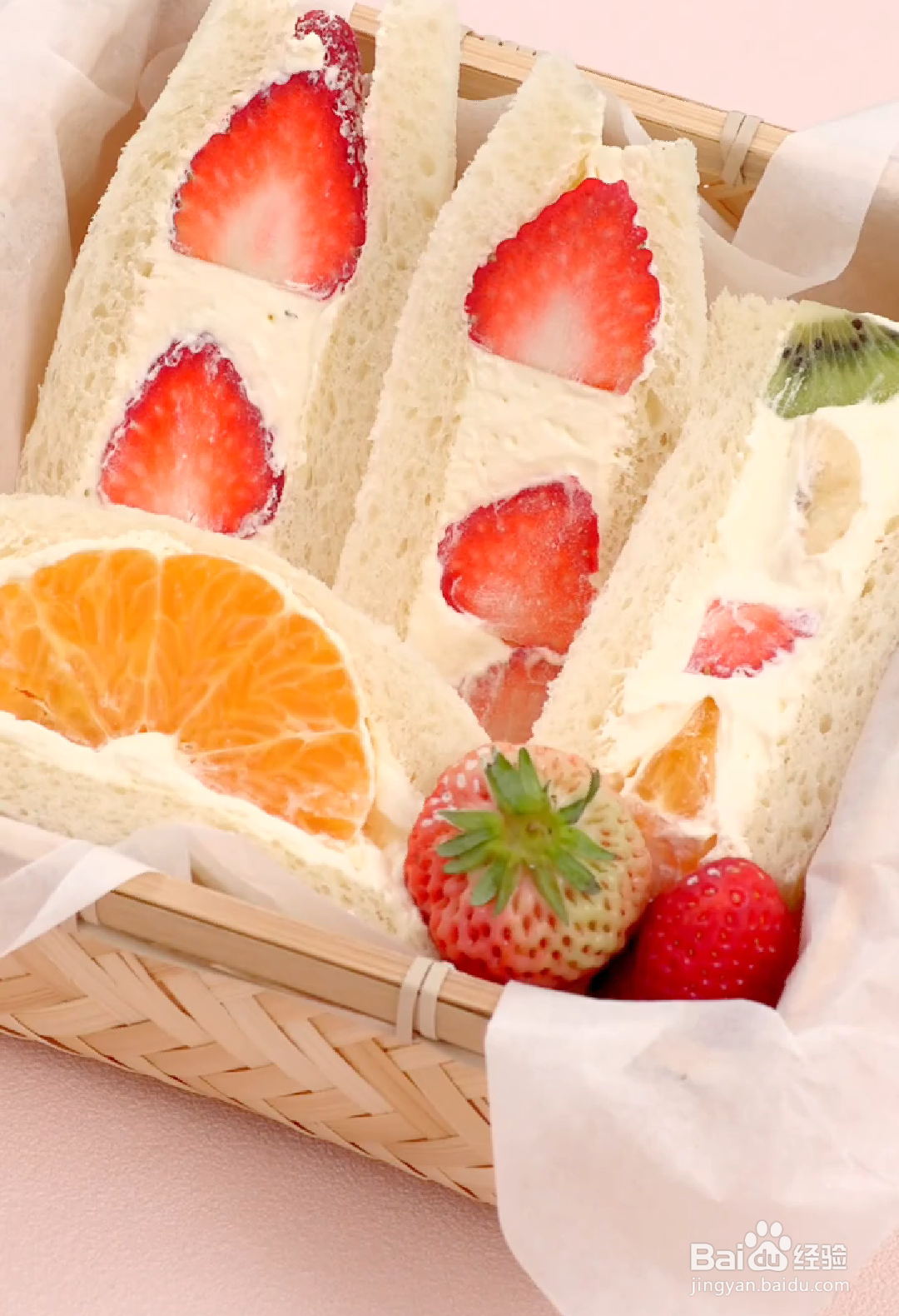 如何做出三种美味搭配的奶油水果三明治？