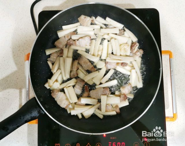 五花肉炒杏鲍菇的做法