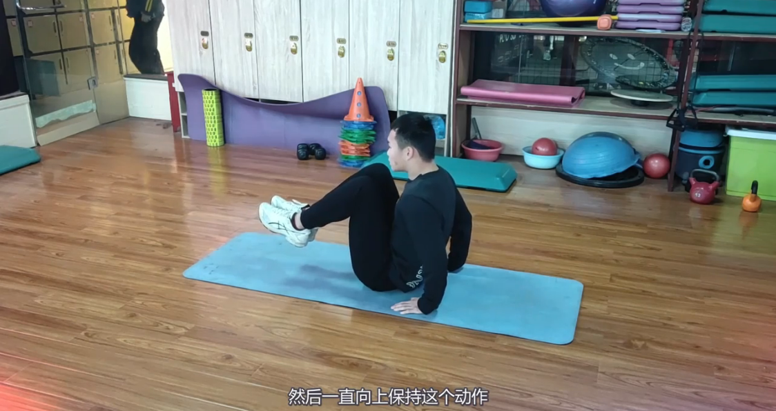 坐姿提膝卷腹应该怎么做