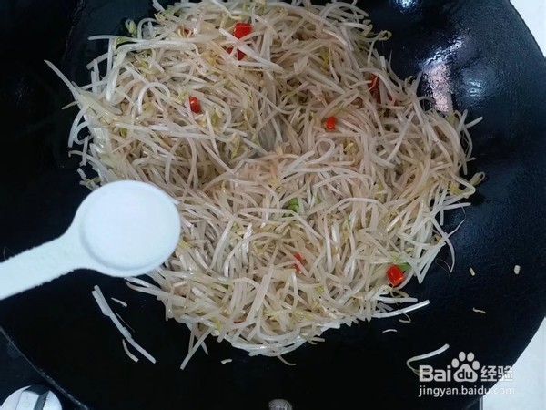 爆炒。酸辣绿豆芽的做法
