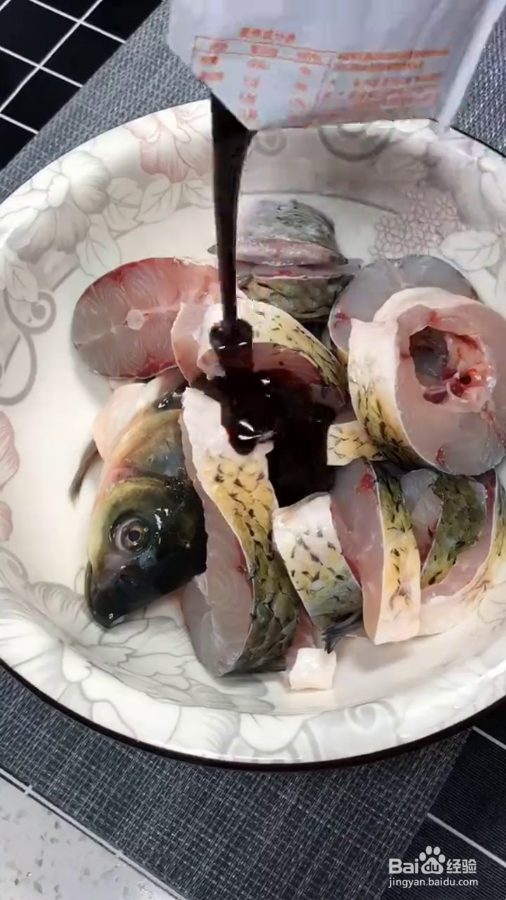 如何制作好吃的红烧砂锅草鱼块
