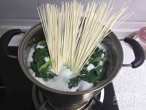 菠菜鸡蛋面的做法