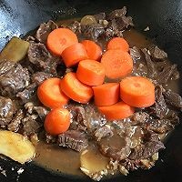 如何制作胡萝卜香炖牛腱