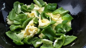 食补养生酱香蛋炒青椒的做法