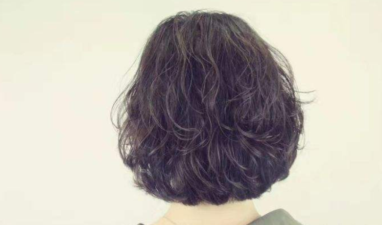 去理发店烫发注意什么