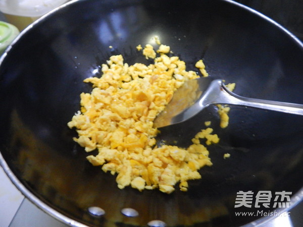 蚕豆炒鸡蛋的做法