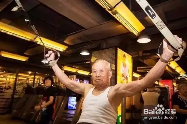 你嫌自己忙没时间锻炼,人家忙成狗也练出了腹肌