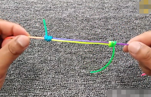 红绳项链后面的可以相互拉伸,可以调节项圈大小的结怎么编呢?如图,刚买的如来佛玉石项链的红绳就断